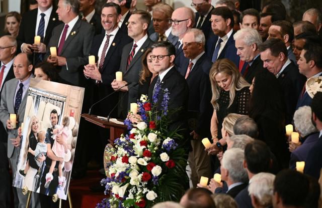 15일 미국 워싱턴 국회의사당에서 10일 총격으로 숨진 청년 우파 활동가 찰리 커크를 추모하는 집회를 열고 있다. 워싱턴=AFP 연합뉴스