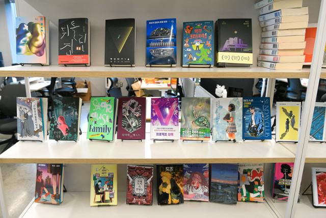 서울 성수동 헤이그라운드에 있는 안전가옥 사무실 한쪽에 진열된 안전가옥이 펴낸 책들. 안전가옥은 장르 덕후들의 열렬한 지지를 받고 있는 조예은의 '칵테일, 러브, 좀비' 등 단편 선집인 '쇼트-시리즈'를 출간하고 있다. 임지훈 인턴기자