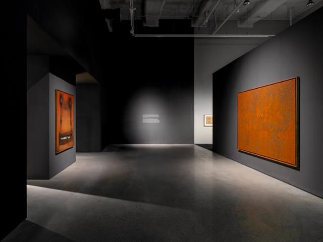 국립현대미술관 서울이 연출한 김창열 회고전의 마지막 부분. 1965년작 '제사'(왼쪽)와 물방울을 그린 1990년작 '회귀'가 마주본다. 국립현대미술관 제공