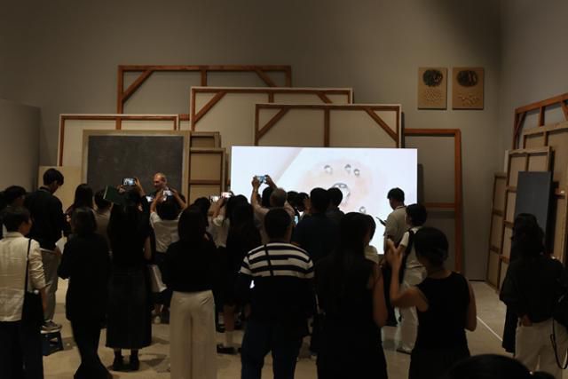 21일 서울 종로구 국립현대미술관 서울에서 열린 김창열 회고전 중 프랑스 파리의 마구간 작업실 형태로 구성된 공간. 연합뉴스