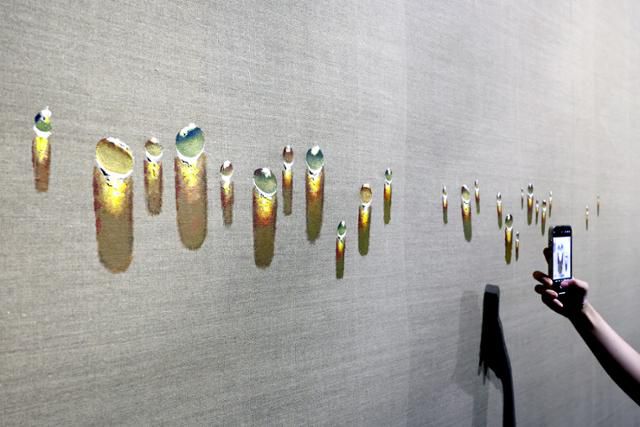 서울 종로구 국립현대미술관 서울에 전시된 김창열의 대표작 물방울 그림을 관객이 촬영하고 있다. 뉴시스