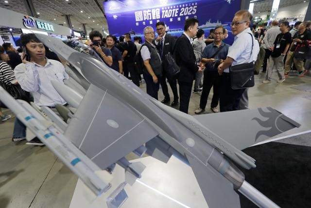 관람객들이 지난 18일 대만 타이베이 난강전시센터에서 열린 2025 대만항공우주 및 방위산업 전시회(TADTE)에서 전시 제품을 살펴보고 있다. 타이베이=AP 뉴시스