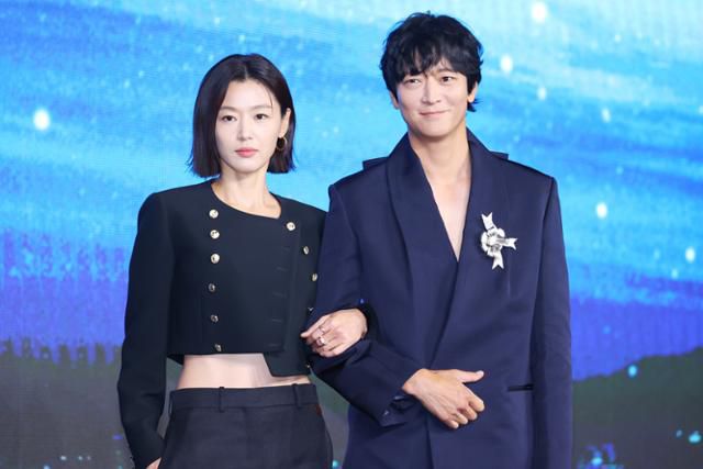 배우 전지현(왼쪽)과 강동원이 2일 서울 종로구 포시즌스호텔에서 열린 디즈니플러스 오리지널 시리즈 '북극성' 제작 발표회에서 포즈를 취하고 있다. 연합뉴스