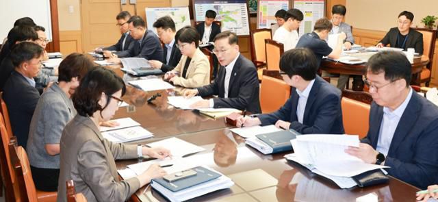 전북도가 새만금국제공항 건설 지원을 위한 태스크포스(TF)를 가동해 항소심과 집행정지 결정에 종합 대응 전략을 논의하고 있다. 전북도 제공