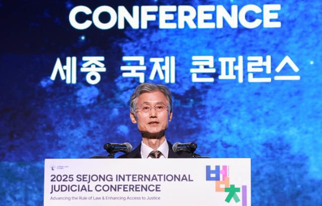 조희대 대법원장이 22일 서울 중구 신라호텔에서 열린 '2025 세종 국제 콘퍼런스' 개회식에서 개회사를 하고 있다. 연합뉴스