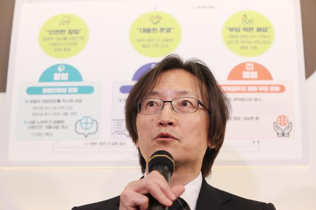 주병기 공정거래위원회 위원장이 23일 서울 마포구의 한 프랜차이즈 가맹점에서 열린 현장 간담회에서 '가맹점주 권익 강화 종합대책'에 관해 설명하고 있다. 연합뉴스