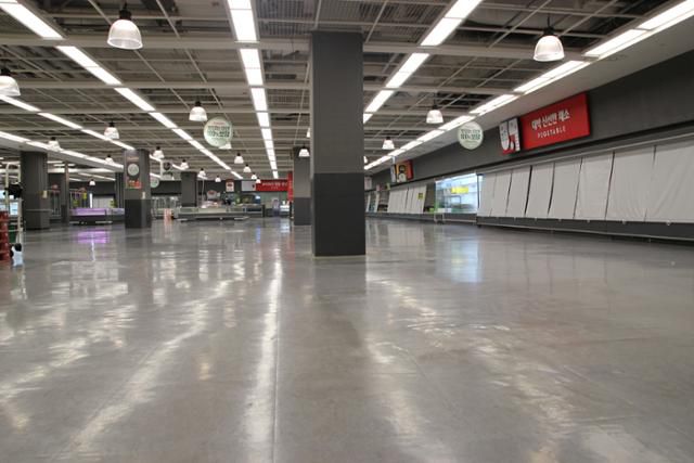 2021년 12월 23일 폐업을 하루 앞둔 홈플러스 대구점 지하 1층 식품관이 텅 비어있다. 한국일보 자료사진