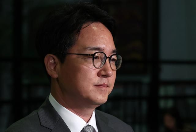 심우정 전 검찰총장이 22일 서울 서초구 서울고검에 마련된 조은석 내란·외환 특별검사팀 사무실에서 피고발인 신분으로 조사를 받은 후 귀가하고 있다. 뉴스1