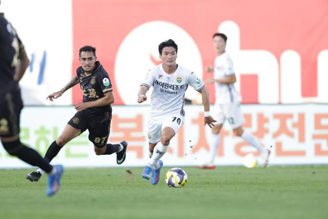 강원FC 구본철(오른쪽)이 21일 수원종합운동장에서 열린 수원FC와 경기 중 드리블을 하고 있다. 한국프로축구연맹 제공