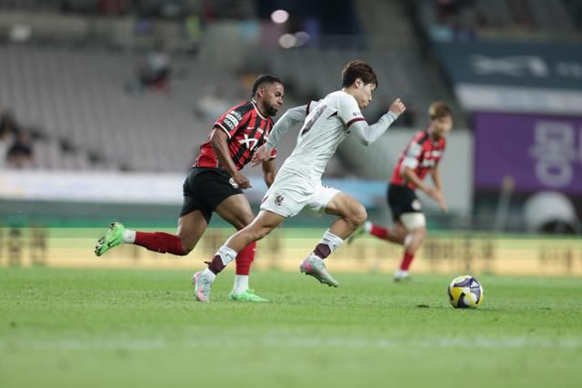 광주FC 오후성(오른쪽)이 21일 서울월드컵경기장에서 열린 K리그1 FC서울과 경기에서 서울의 안데르손을 피해 드리블을 하고 있다. 한국프로축구연맹 제공