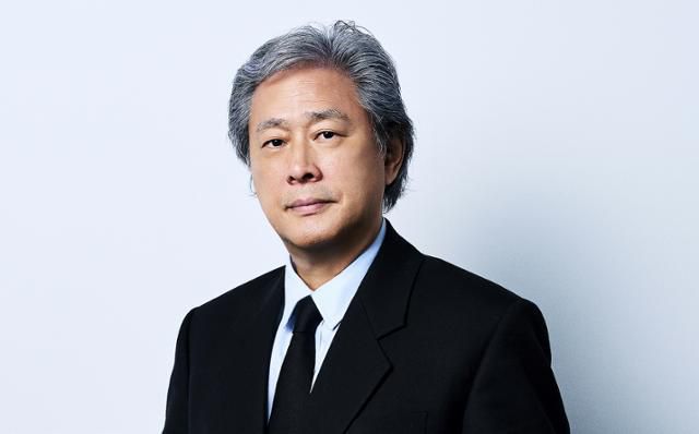 영화 '어쩔수가없다'를 연출한 박찬욱 감독은 주연배우 이병헌에게 처음 시나리오를 줬더니 첫 반응이 '웃겨도 되냐'는 질문이었고 그래서 '웃길수록 좋다'라고 답했다고 말했다. CJ ENM 제공