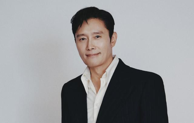 영화 '어쩔수가없다'의 이병헌은 때로 만수의 우스꽝스러운 면모를 보여주며 웃음을 자아낸다. 그는 “슬랩스틱이라고 생각하며 연기한 적은 단 한 번도 없다”면서도 “촬영 현장에서 재미있는 아이디어를 많이 냈는데 80%는 영화에 쓰인 듯하다”며 웃었다. BH엔터테인먼트 제공