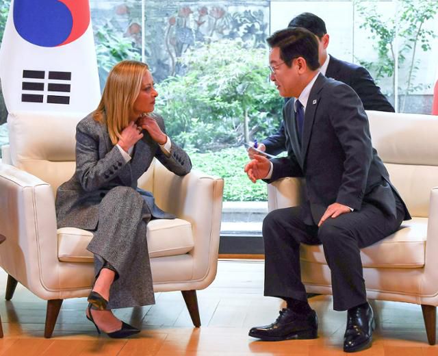 이재명 대통령과 조르자 멜로니 이탈리아 총리가 24일(현지시간) 미국 뉴욕 주유엔대한민국대표부에서 정상회담을 하고 있다. 뉴욕=연합뉴스
