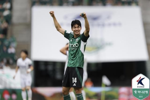 전북 현대의 전진우가 지난 5월 전북 전주월드컵경기장에서 열린 K리그1 FC안양과의 경기에서 득점한 뒤 두 팔을 번쩍 든 채 활짝 웃고 있다. 한국프로축구연맹 제공