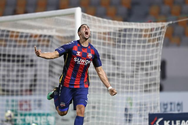 수원FC 싸박이 14일 경기 수원종합경기장에서 열린 K리그1 광주FC전에서 득점에 성공한 후 세리머니를 하고 있다. 한국프로축구연맹 제공