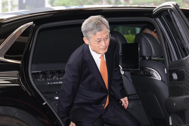 조희대 대법원장이 26일 서울 서초구 대법원으로 출근하기 위해 차에서 내리고 있다. 연합뉴스