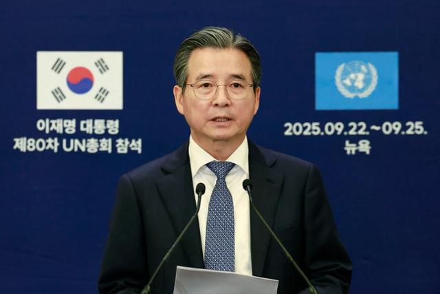 김용범 대통령실 정책실장이 24일 미국 뉴욕에서 이재명 대통령과 스콧 베선트 미 재무장관의 면담과 관련해 브리핑을 하고 있다. 뉴욕=뉴시스