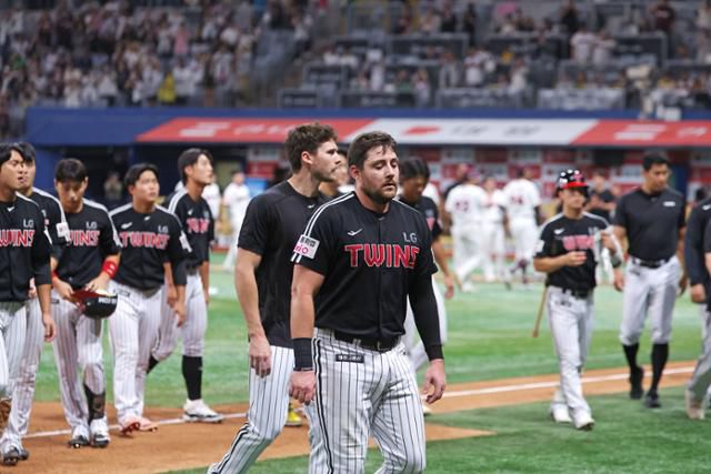 LG 선수들이 9일 서울 고척스카이돔에서 열린 키움과의 원정경기에서 패배한 뒤 허탈한 표정을 지으며 더그아웃으로 돌아가고 있다. 연합뉴스