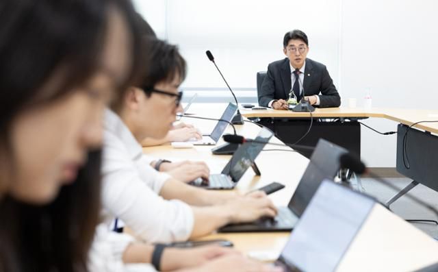 노종면(오른쪽) 더불어민주당 언론개혁특별위원회 간사가 5일 서울 여의도 국회 의원회관에서 언론개혁 관련 기자설명회를 하고 있다. 뉴스1