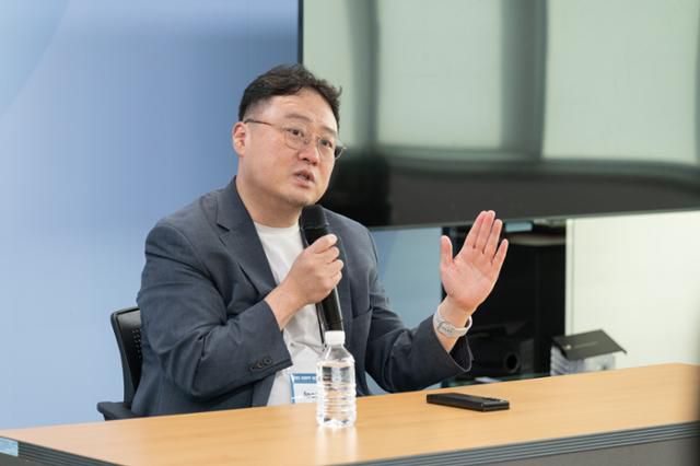 우리나라는 기상청과 카이스트 협업을 통해 자체 개발한 'AI 초단기 강수예측모델' 나우알파를 올해 5월부터 현업에서 사용하고 있다. 사진은 나우알파 개발을 주도한 최재식 카이스트 교수가 24일 기자단에게 국내 최신 AI 예보모델의 발전 수준과 개선 방향 등을 설명하는 모습. 기상청 제공