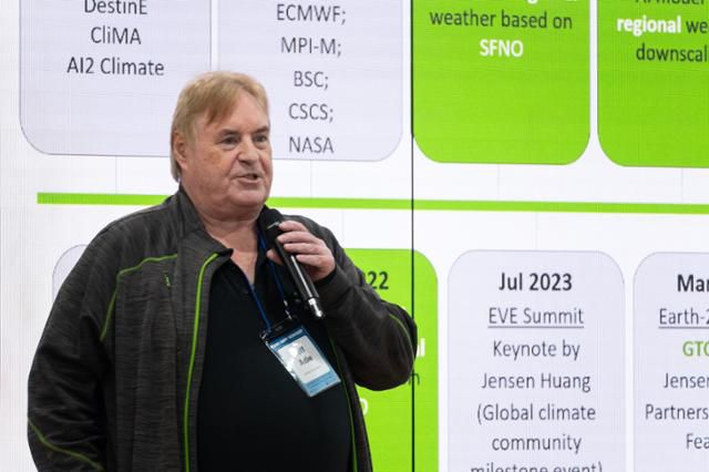 24일 제주 서귀포시에 위치한 국립기상과학원에서 개최된 '기상·기후 AI 글로벌 테크 포럼'에서 엔비디아의 제프 아디 수석 엔지니어가 단기 예측(SR forecasting)에 대한 자체 연구 성과를 발표하고 있다. 기상청 제공