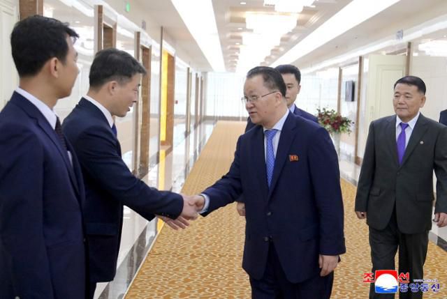 김선경(가운데) 외무성 부상을 단장으로 하는 북한 대표단이 유엔총회 제80차 회의에 참가하기 위해 25일 평양을 출발했다고 조선중앙통신이 26일 보도했다. 조선중앙통신 연합뉴스