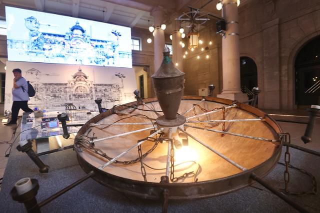 서울 중구 문화역서울284에서 열린 특별기획전 '백년과 하루: 기억에서 상상으로'에서 참석자들이 전시를 둘러보고 있다. 연합뉴스