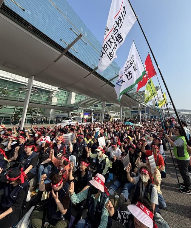 민주노총 공공운수노동조합 인천공항지역지부와 전국공항노조 조합원들이 1일 영종도 인천국제공항 제1여객터미널 3층 앞에서 총파업 결의대회를 하고 있다. 이환직 기자