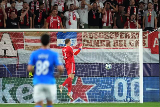 바이에른 뮌헨의 골키퍼 마누엘 노이어가 1일 키프로스 리마솔의 알파메가 스타디움에서 열린 파포스와의 2025~26시즌 UEFA 챔피언스리그 리그 페이즈 2차전에서 4-0으로 앞서던 전반 45분 미슬라브 오르시치의 중거리포를 막지 못하고 있다. 리마솔=AP 연합뉴스