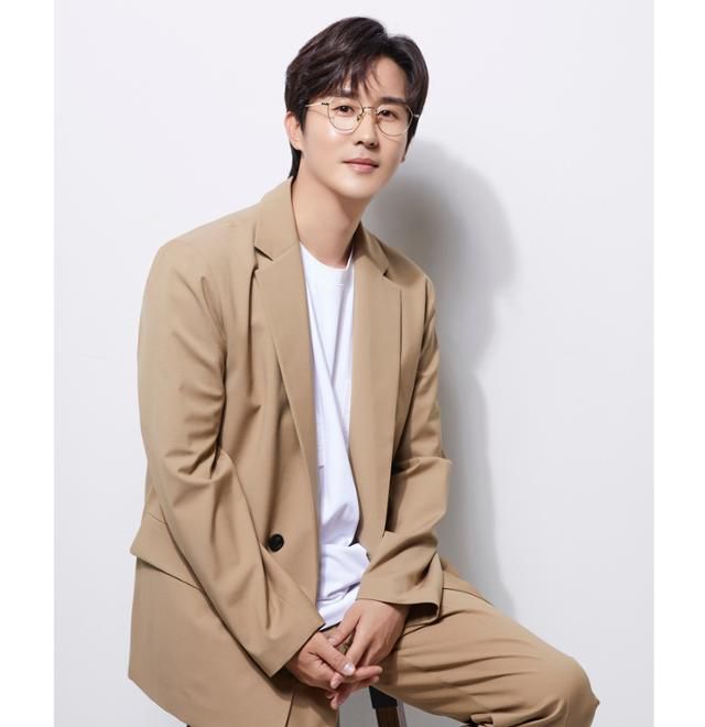 가수 신유가 굵직한 트로트 전설들과 함께 '무명전설'에 합류한다. MBN 제공