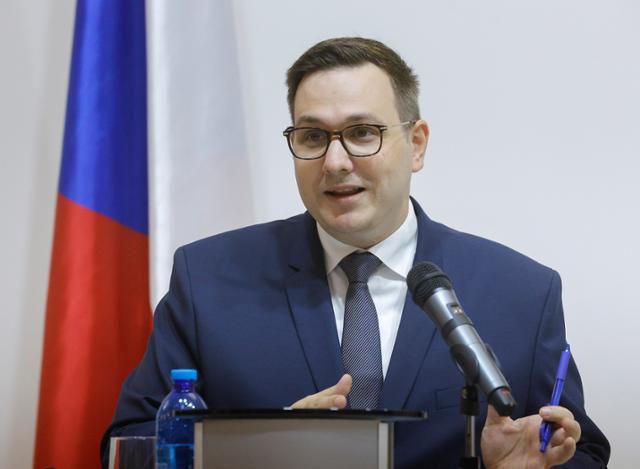 얀 리파브스키 체코 외무장관이 지난 8월 12일 우크라이나 키이우에서 우크라이나 외교장관 안드리 시비하와 회담한 후 공동 기자회견에 참석하고 있다. EPA 연합뉴스