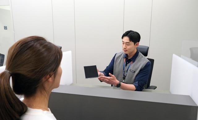 삼성전자서비스 엔지니어가 스마트폰 점검 서비스를 제공하고 있다. 삼성전자서비스 제공