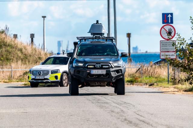 지난달 23일 덴마크 코펜하겐 공항 인근에서 드론이 발견돼 공항이 폐쇄된 이후 경찰 차량이 공항 주변을 수색하고 있다. 코펜하겐=AFP 연합뉴스