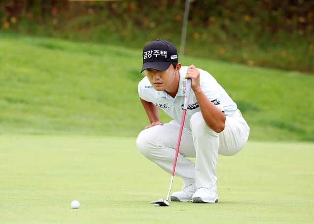 옥태훈이 4일 경북 예천의 한맥 컨트리클럽(파72)에서 열린 KPGA 투어 경북오픈 대회 마지막 날 4라운드 3번홀에서 그린을 살피고 있다. KPGA 제공
