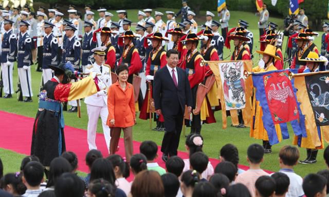 2014년 국빈으로 방한한 시진핑 중국 국가주석이 청와대에서 열린 공식환영식에 참석해 박근혜 대통령과 의장대를 사열하고 있다. 고영권 기자