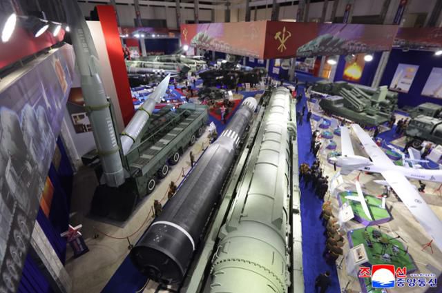 북한이 방위산업 박람회와 유사한 무장장비전시회를 3년 연속 개최해 무기체계 발전을 과시했다. 조선중앙통신은 무장장비전시회 '국방발전-2025'가 4일 평양에서 개막했다고 5일 보도했다. 연합뉴스