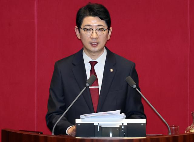 주진우 국민의힘 의원이 지난달 25일 서울 여의도 국회에서 열린 제428회 국회(임시회) 제2차 본회의에 참석해 2차 상법 개정안에 대한 필리버스터(무제한 토론)를 하고 있다. 뉴스1