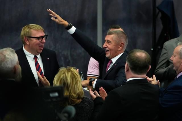 4일 체코 총선에서 승리를 거둔 '긍정당'의 안드레이 바비시(뒷줄 오른쪽) 대표가 프라하의 선거 본부에 도착하며 자세를 잡고 있다. 프라하=AP 연합뉴스