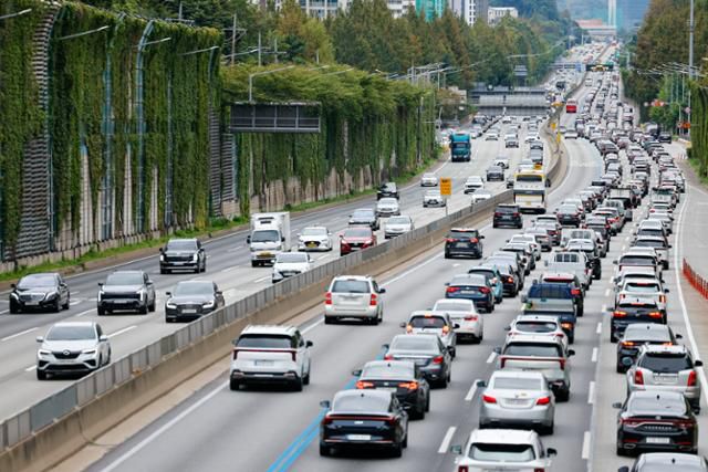 추석 연휴 둘째 날인 4일 서울 서초구 잠원 IC에서 바라본 경부고속도로 부산 방향(하행선)이 귀성 차량으로 정체를 빚고 있다. 뉴스1