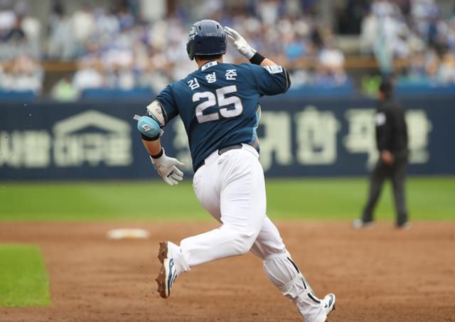 프로야구 NC 김형준이 6일 대구 삼성라이온즈파크에서 열린 삼성과의 2025 KBO 포스트시즌 와일드카드 1차전에서 5회초 1사 후 솔로포를 터트린 뒤 달려나가고 있다. 뉴스1