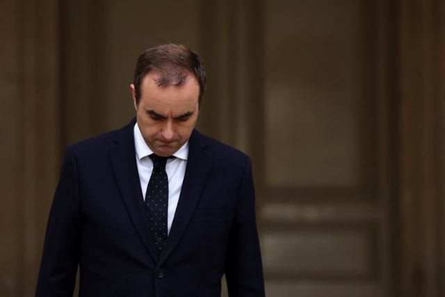 세바스티앵 르코르뉘 프랑스 총리가 6일 사임 발표를 위해 파리 마티뇽 호텔 앞으로 나오고 있다. 파리=AP 연합뉴스