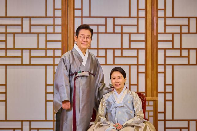 이재명 대통령과 부인 김혜경 여사가 추석 명절을 앞두고 지난 4일 한복 차림으로 대국민 영상 메시지를 통해 명절 인사를 전하는 모습을 7일 SNS에 공개했다. 대통령실 제공