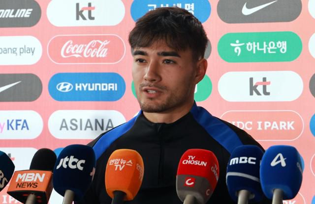 옌스 카스트로프가 7일 경기 고양종합운동장에서 훈련에 앞서 취재진과 인터뷰를 하고 있다. 연합뉴스