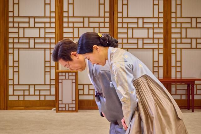 이재명 대통령과 부인 김혜경 여사가 추석 명절을 앞두고 지난 4일 한복 차림으로 대국민 영상 메시지를 통해 명절 인사를 전하는 모습을 7일 SNS에 공개했다. 대통령실 제공