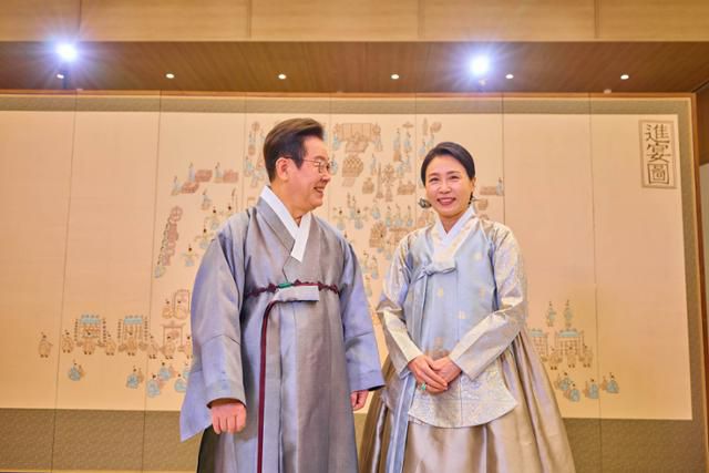 이재명 대통령과 부인 김혜경 여사가 추석 명절을 앞두고 지난 4일 한복 차림으로 대국민 영상 메시지를 통해 명절 인사를 전하는 모습을 7일 SNS에 공개했다. 대통령실 제공