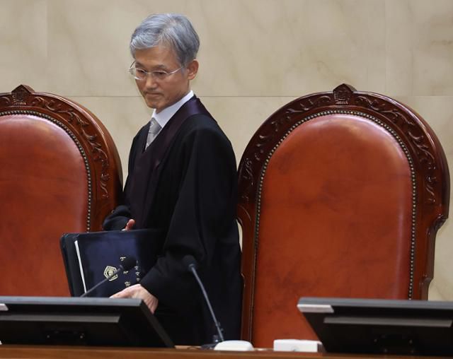 조희대 대법원장을 비롯한 대법관들이 5월 1일 서울 서초구 대법원에서 이재명 더불어민주당 대선 후보의 공직선거법 위반 사건과 관련한 전원합의체 선고를 위해 대심판정에 입장하고 있다. 사진공동취재단