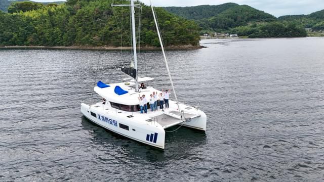 지심도에서 결혼식을 마친 뒤 요트 투어를 하는 모습. 경남도 제공