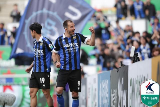 인천 명예 시민증을 받고 시즌 19호 골을 터뜨린 인천 유나이티드의 무고사. 한국프로축구연맹 제공