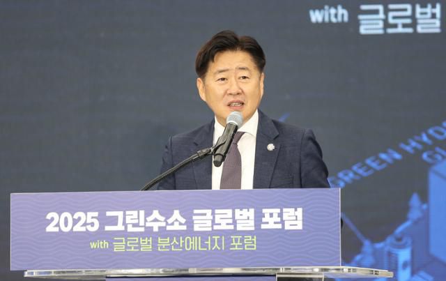오영훈 제주지사가 26일 오후 제주 서귀포시 제주국제컨벤션센터에서 열린 '2025 그린수소 글로벌 포럼'에서 환영사를 하고 있다. 제쥬=뉴시스