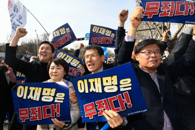 지난 3월 26일 서울 서초구 서울중앙지법 인근에서 이재명 더불어민주당 대표 지지자들이 이 대표 공직선거법 항소심 재판에서 무죄가 선고되자 기뻐하고 있다. 남동균 인턴기자
